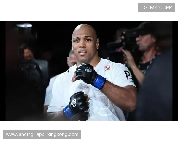 UFC 十年最残酷 KO 诞生！对手被抬出场