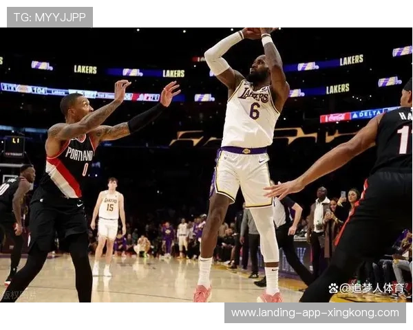 安东尼·戴维斯强硬防守，湖人篮下不容小觑