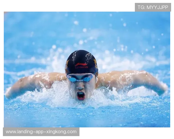 游泳选手转身速度快如闪电