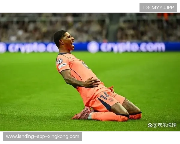 拉什福德门前头槌补射稳稳入网